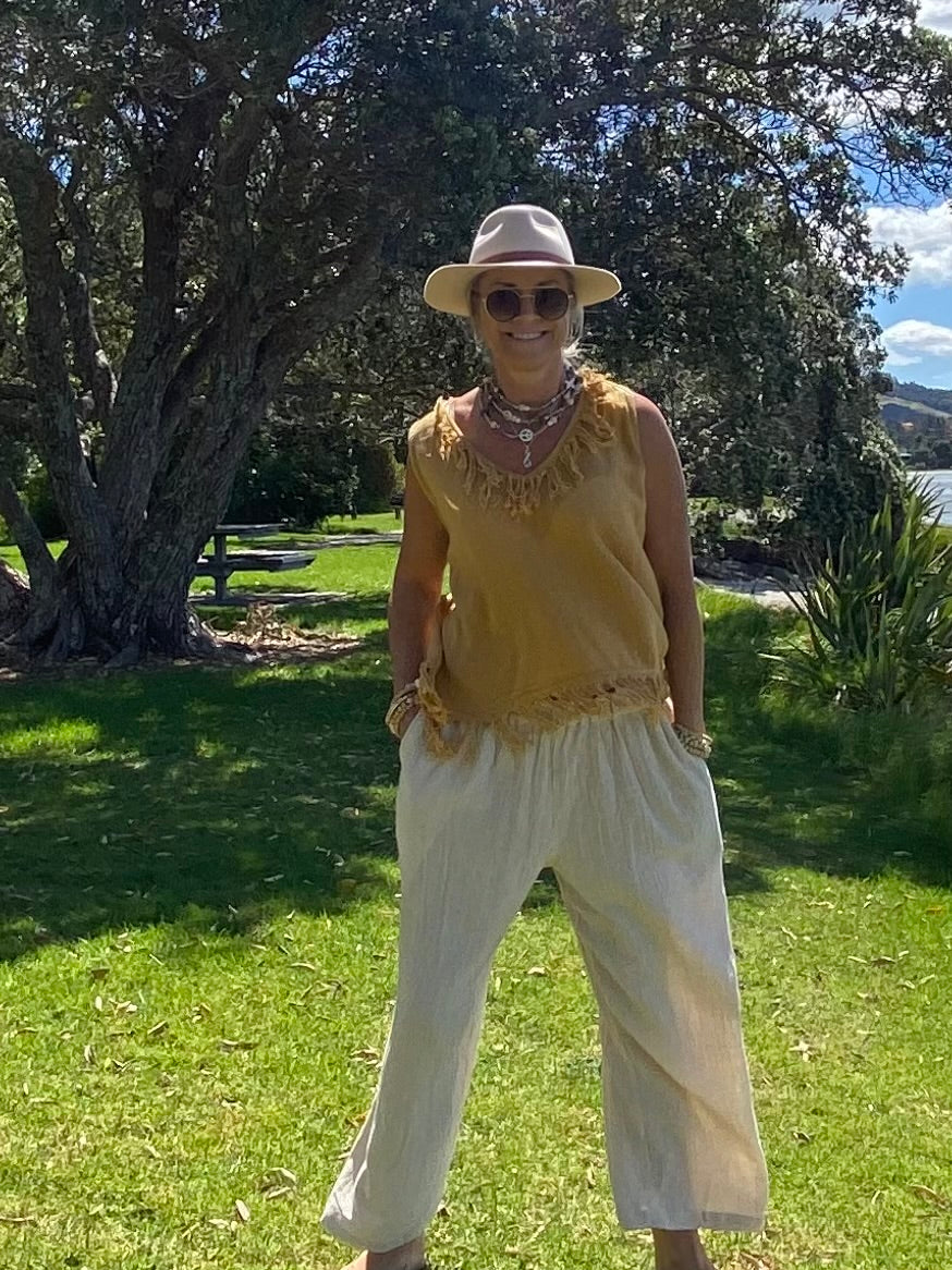 Women’s ramie pocket pants Australia by Sukaah in lightweight eco-conscious fabric.