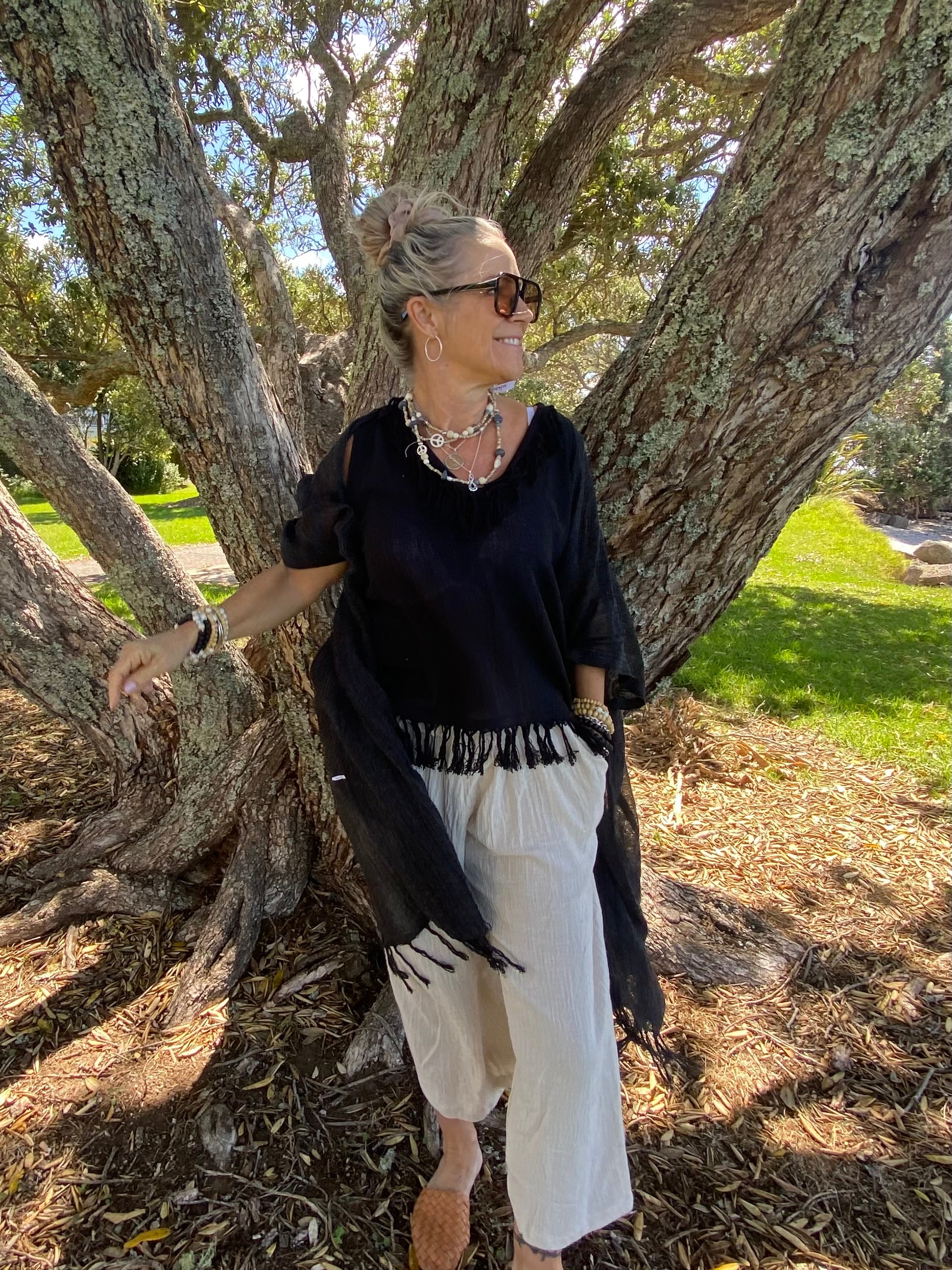 Australian sustainable women’s black kimono jacket by Sukaah in lightweight ramie.